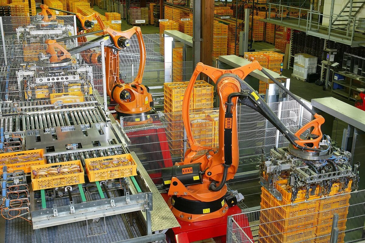 Robots de automatización en una línea de producción industrial