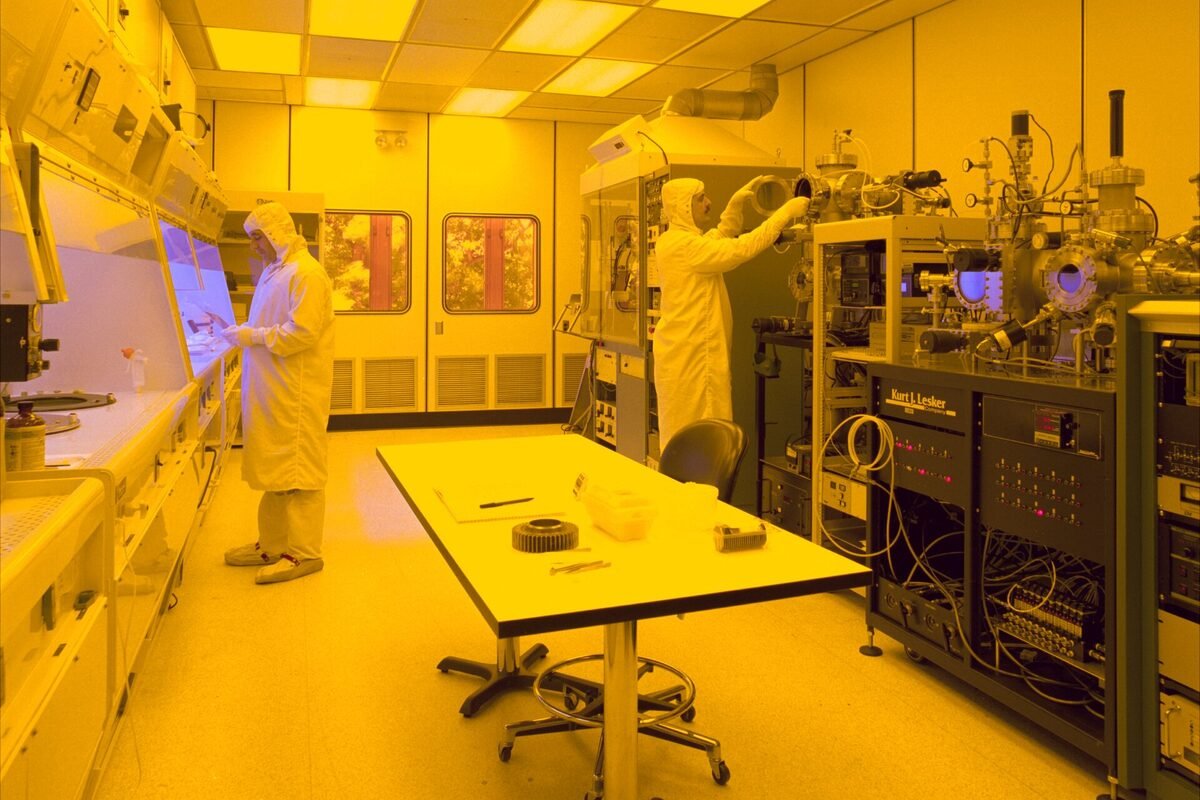Entorno de fabricación en sala limpia de semiconductores