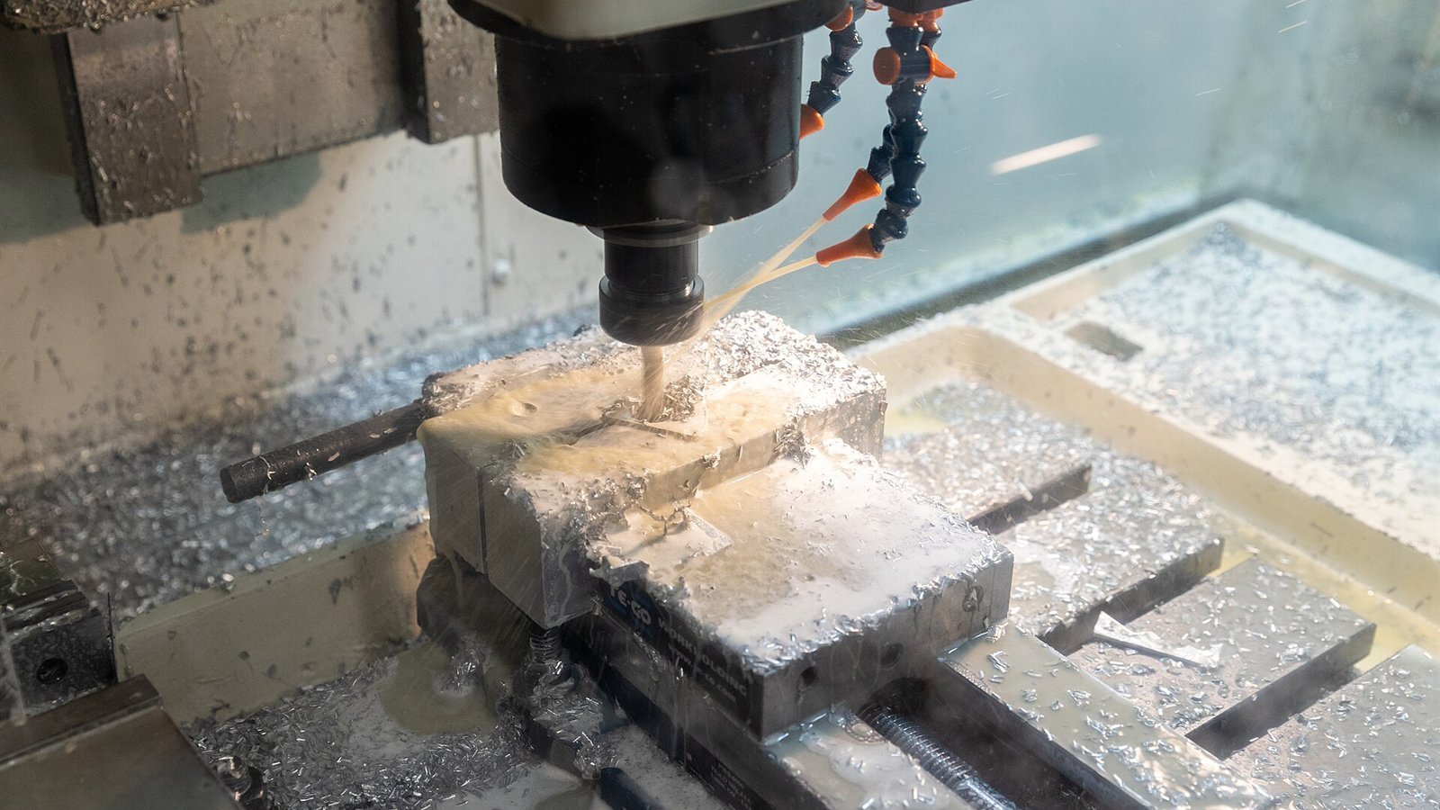 Mecanizado CNC de una pieza metálica de precisión