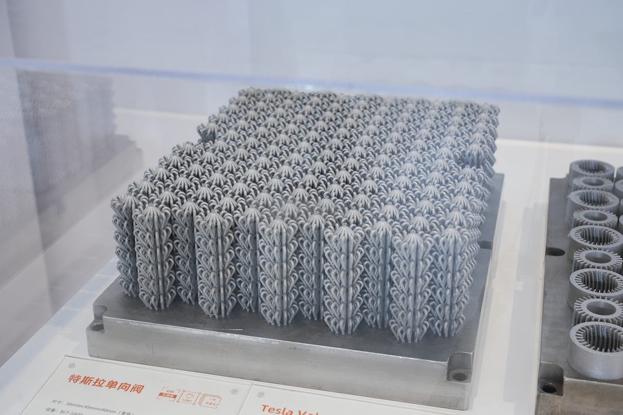Metal additive Tesla valve blanks arranged on an exhibit build plate